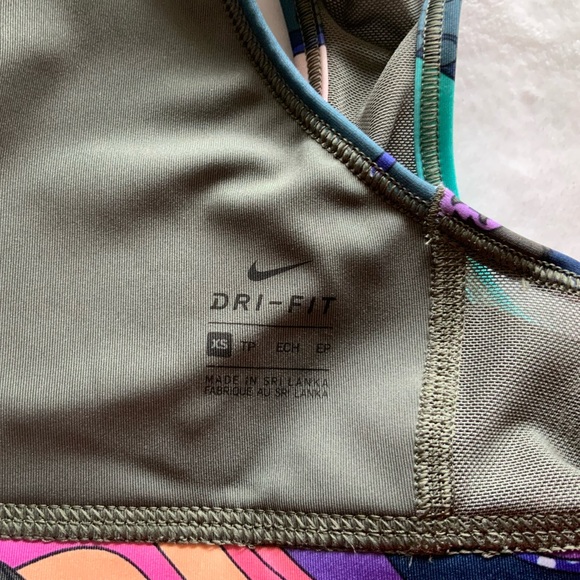 Nike Swoosh Icon Clash Dri-FIT Sports Bra - Picture 9 of 11